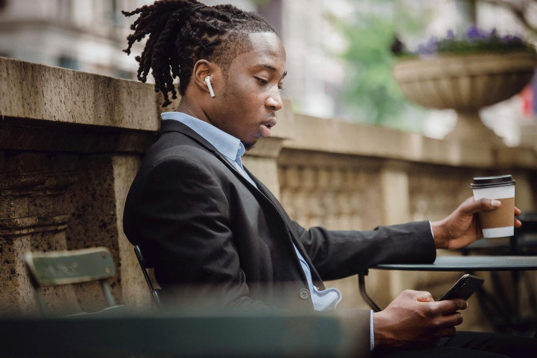 How Does Social Media Affect Men's Self-Esteem? - Mandujour
